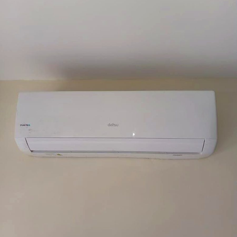 Wall-mounted DAITSU inverter split unit installed indoors